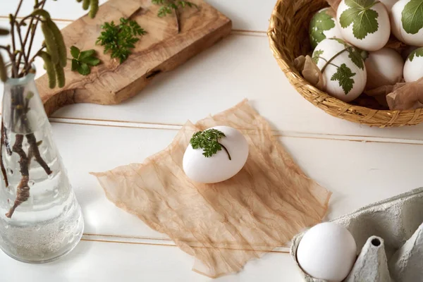 Beyaz Paskalya Yumurtalarının Soğan Kabuklarını Boyamak Için Hazırlanması Taze Otları — Stok fotoğraf