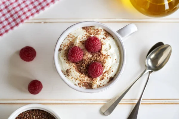 Budwig Diät Quark Mit Leinöl Und Frischen Himbeeren Bestreut Mit — Stockfoto