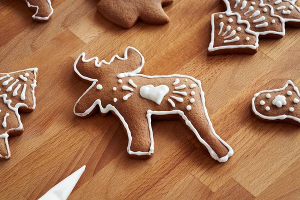 家酿姜饼圣诞曲奇的装饰 其形式为麋鹿加白冰 — 图库照片