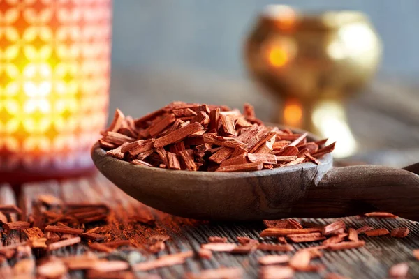 Rood Sandelhout Een Houten Lepel Met Een Kaars Een Wierookbrander — Stockfoto