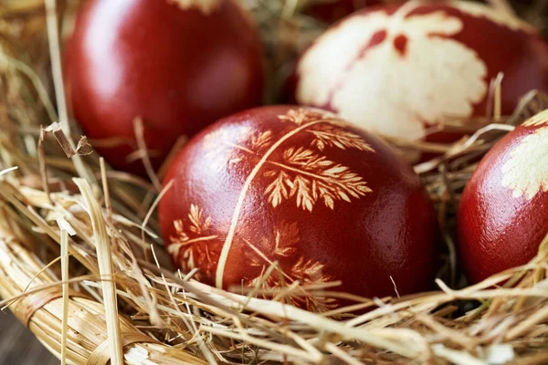 Paskalya Yumurtalarının Ayrıntıları Soğan Kabuklarıyla Boyanmış Hasır Sepetin Içinde Taze — Stok fotoğraf