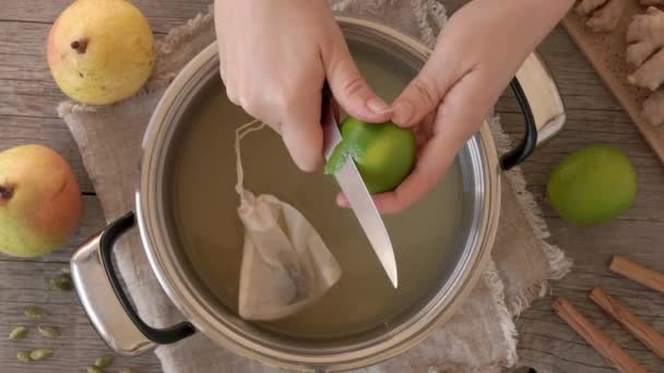 一种热梨子饮料的制备 用果皮和果汁一起烹调的剥皮石灰 — 图库视频影像