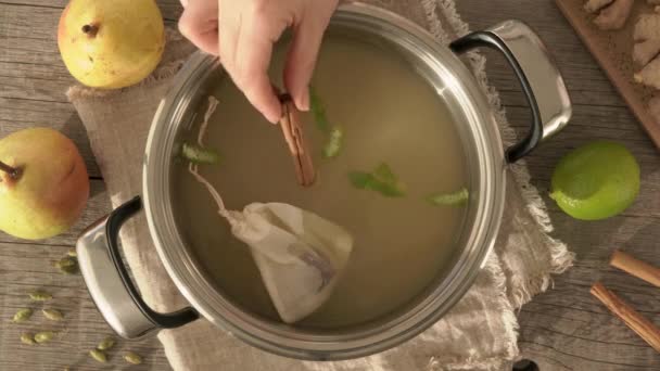 Preparação Uma Bebida Pêra Quente Colocando Canela Panela Para Cozinhar — Vídeo de Stock
