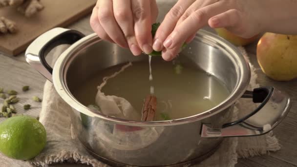 一种热梨子饮料的制备 用香料将石灰挤入果汁中 慢动作 — 图库视频影像