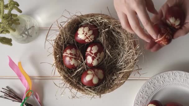 Samice Wkładają Wiklinowego Koszyka Jaja Wielkanocne Domowej Roboty Barwione Skórkami — Wideo stockowe
