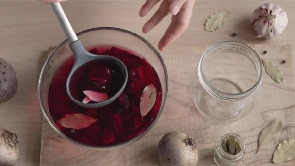 Dilimlenmiş Kırmızı Pancarı Tuzlu Baharatlı Bardaklara Koymak Fermente Edilmiş Kvass — Stok video