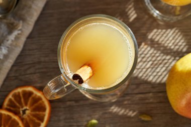 Bardakta sıcak armut içeceği, üst manzara.