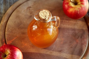 Bir şişe elma sirkesi ve mantar tıpası.