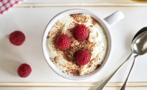 Quark Gemischt Mit Leinöl Mit Frischen Himbeeren Bestreut Mit Gemahlenen — Stockfoto