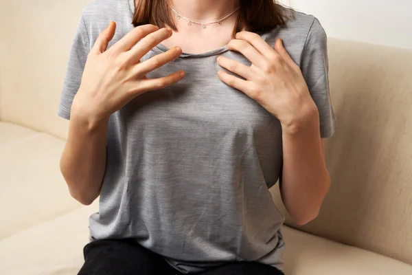 Tiener Meisje Oefenen Eft Emotionele Vrijheid Techniek Tikken Het Sleutelbeen — Stockfoto