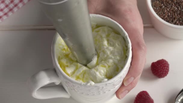 박음질 서기를 사용하여 요리용 치즈와 기름을 혼합하는 — 비디오