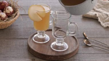 Masadaki bardağa ev yapımı sıcak armut suyu dolduruyorum.