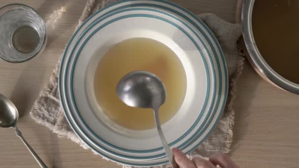 Verter Caldo Hueso Casero Plato Blanco Azul Con Una Cuchara — Vídeos de Stock