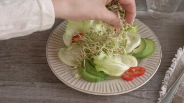 Taze sebze salatası üzerine taze çemen otu filizleri serpiştiriyorum.