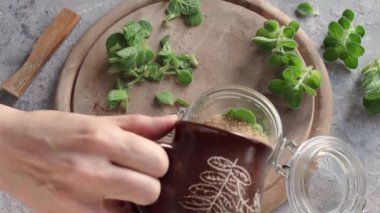 Ev yapımı bitkisel şurubun taze gümüş ve kamış şekerinden soğuk algınlığına karşı hazırlanması