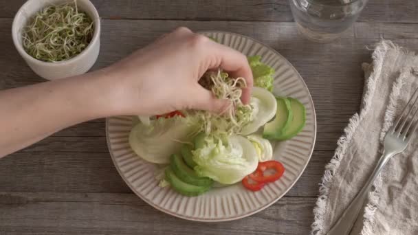 Hand Zetten Verse Zelfgemaakte Fenegriek Spruitjes Een Groentesalade — Stockvideo