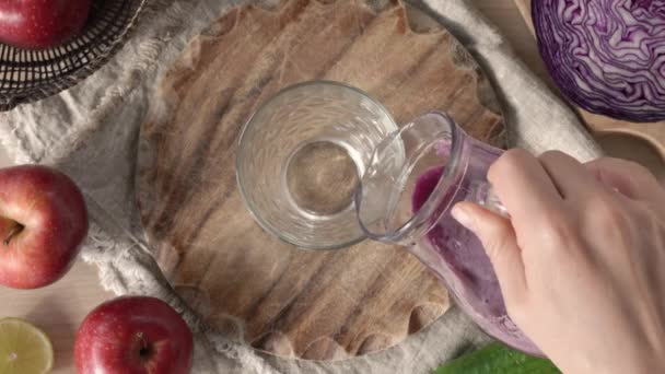Рука Наливає Свіжий Домашній Фіолетовий Капустяний Сік Глечика Склянку Вид — стокове відео