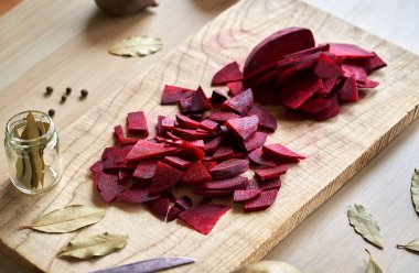 Masada baharatlı kırmızı pancar dilimi - mayalanmış kvass hazırlama
