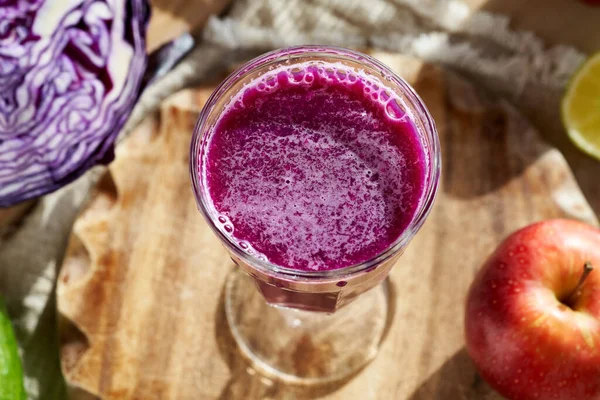 一杯自制的紫色卷心菜汁 背景是新鲜的水果和蔬菜 — 图库照片