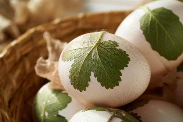 Çiğ Paskalya Yumurtaları Üzerine Eski Çoraplar Bağlanmış Soğan Kabuklarıyla Boyanmaya — Stok fotoğraf