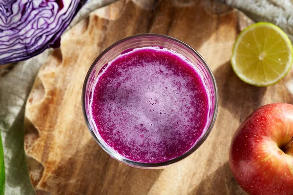 Verse Paarse Koolsap Een Glazen Beker Met Appels Limoen Bovenaanzicht — Stockfoto