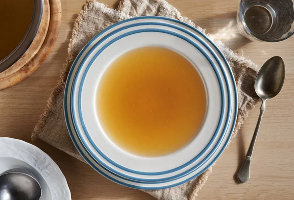 Caldo Hueso Res Plato Con Una Cuchara Una Mesa Vista — Foto de Stock