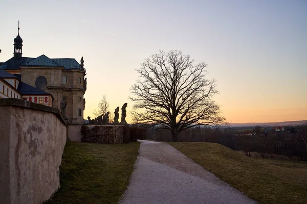 Czech Republic 2022年2月13日 日没時の冬のバロック様式の城の眺め — ストック写真