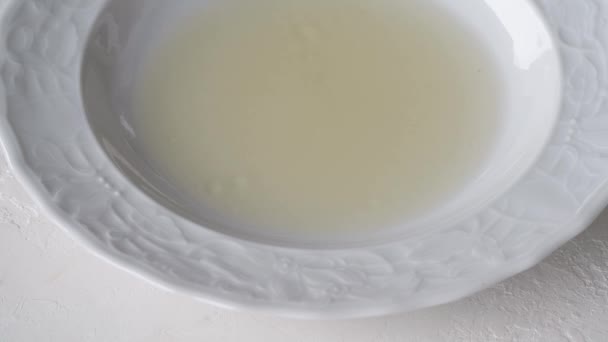 Verser Bouillon Fait Maison Dans Une Assiette Blanche Avec Une — Video