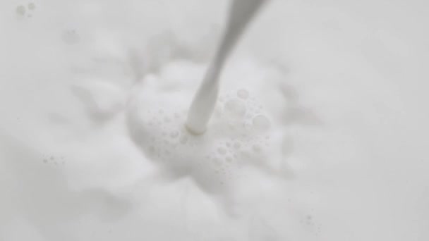 Detailní Nalití Mléka Bílý Povrch Zpomalený Pohyb — Stock video