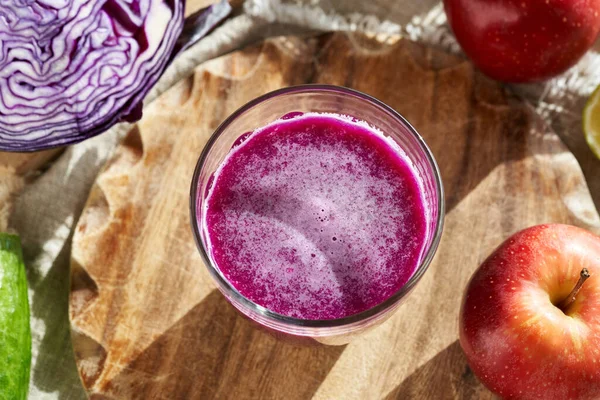 Ein Glas Lila Kohlsaft Mit Frischem Obst Und Gemüse Auf — Stockfoto