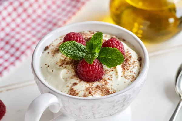 Frischer Quark Gemischt Mit Leinöl Mit Frischen Himbeeren Bestreut Mit — Stockfoto