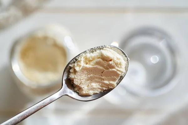 Molkenproteinpulver Auf Einem Metalllöffel Gesunde Nahrungsergänzung — Stockfoto