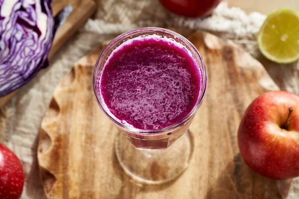 Bicchiere Succo Cavolo Viola Fatto Casa Con Mele Fresche Lime — Foto Stock