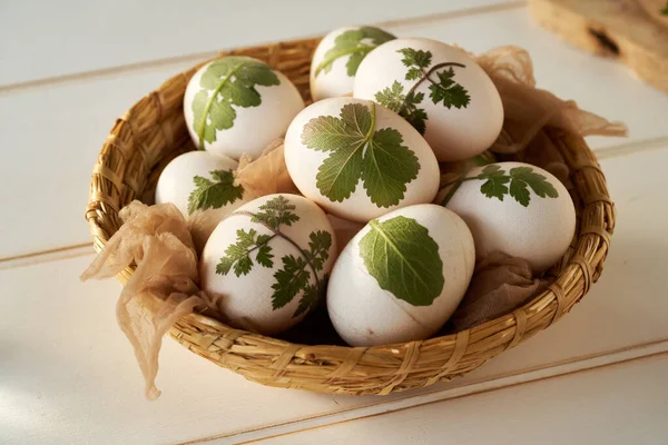 Witte Paaseieren Met Bladeren Eraan Bevestigd Met Oude Kousen Voorbereiding — Stockfoto