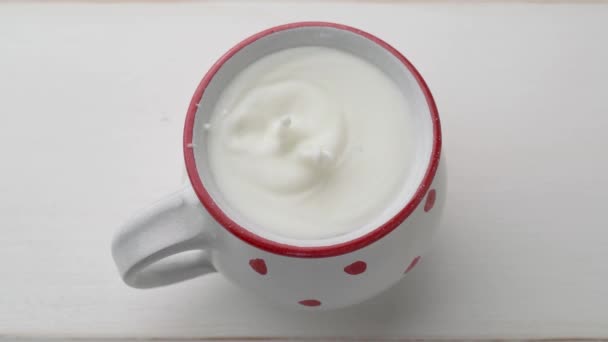 Tropfen Frischer Milch Fallen Eine Gepunktete Tasse Zeitlupe — Stockvideo