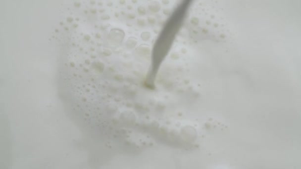 Mléko Sype Bílý Povrch Zpomaluje — Stock video