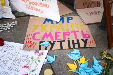 PRAG, CZECH Cumhuriyet - 3 Mart 2022: Ukrayna 'ya Barış, Wenceslas Meydanı' ndaki Putin 'e Ukrayna dilinde ölüm