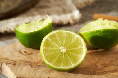 Limonlu meyvenin yarısı mutfaktaki masada.