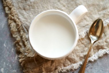 Beyaz bardakta taze probiyotik kefir içeceği.