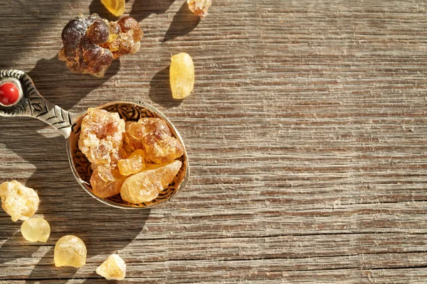 Frankwierook Boswellia Hars Een Metalen Lepel Een Houten Ondergrond Met — Stockfoto