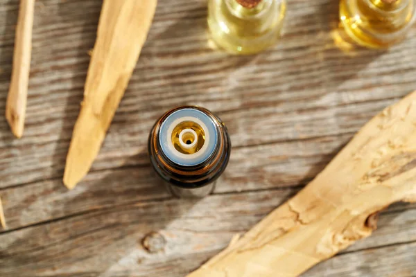 Een Donkere Fles Aromatherapie Etherische Olie Met Wit Sandelhout Bovenaanzicht — Stockfoto
