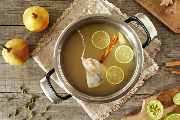 Una Olla Llena Jugo Pera Lima Especias Preparación Una Bebida — Foto de Stock