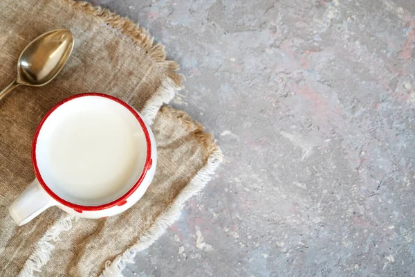 Eine Tasse Frische Milch Kefir Einer Tasse Auf Grauem Hintergrund — Stockfoto