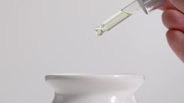 Bir aromalamfinin içine gerekli yağı döküyorum.