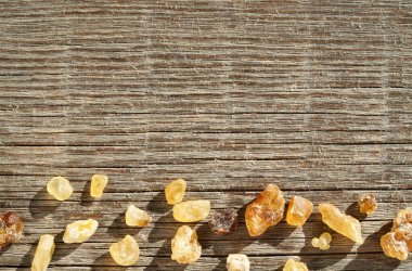 Tütsü reçinesi kristalleri ahşap arka planda fotokopi alanı ile