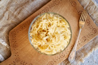 Ev yapımı mayalanmış lahana ya da çatallı cam kasede lahana turşusu.