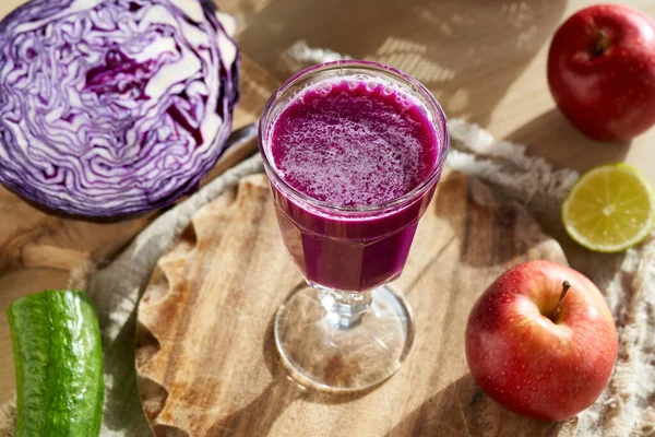 一杯自制的紫色卷心菜汁 配上黄瓜和酸橙 — 图库照片