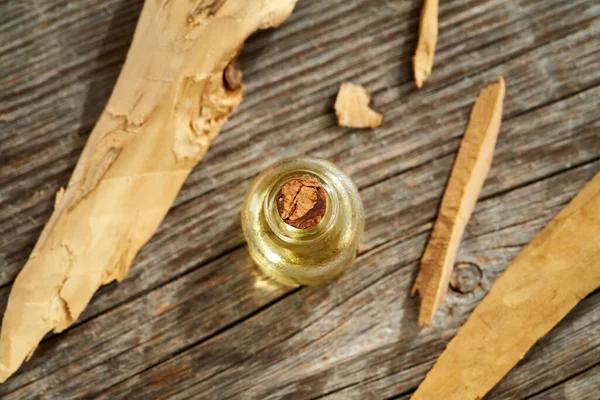 Een Fles Etherische Olie Met Wit Sandelhout Tafel — Stockfoto