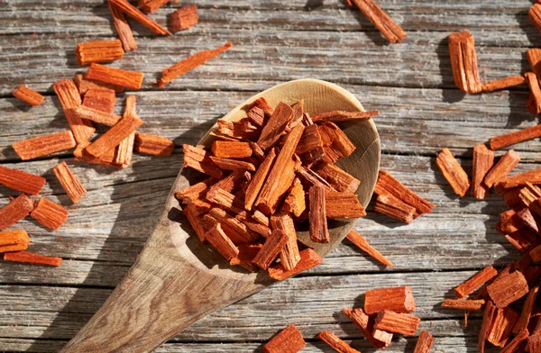 Stukken Rood Sandelhout Een Houten Lepel Bovenaanzicht — Stockfoto