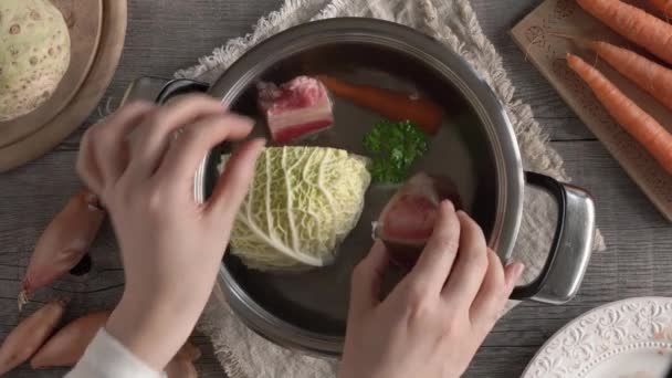 Ręce Wkładające Kości Mięso Wołowe Garnka Wodą Warzywami Przygotowanie Bulionu — Wideo stockowe